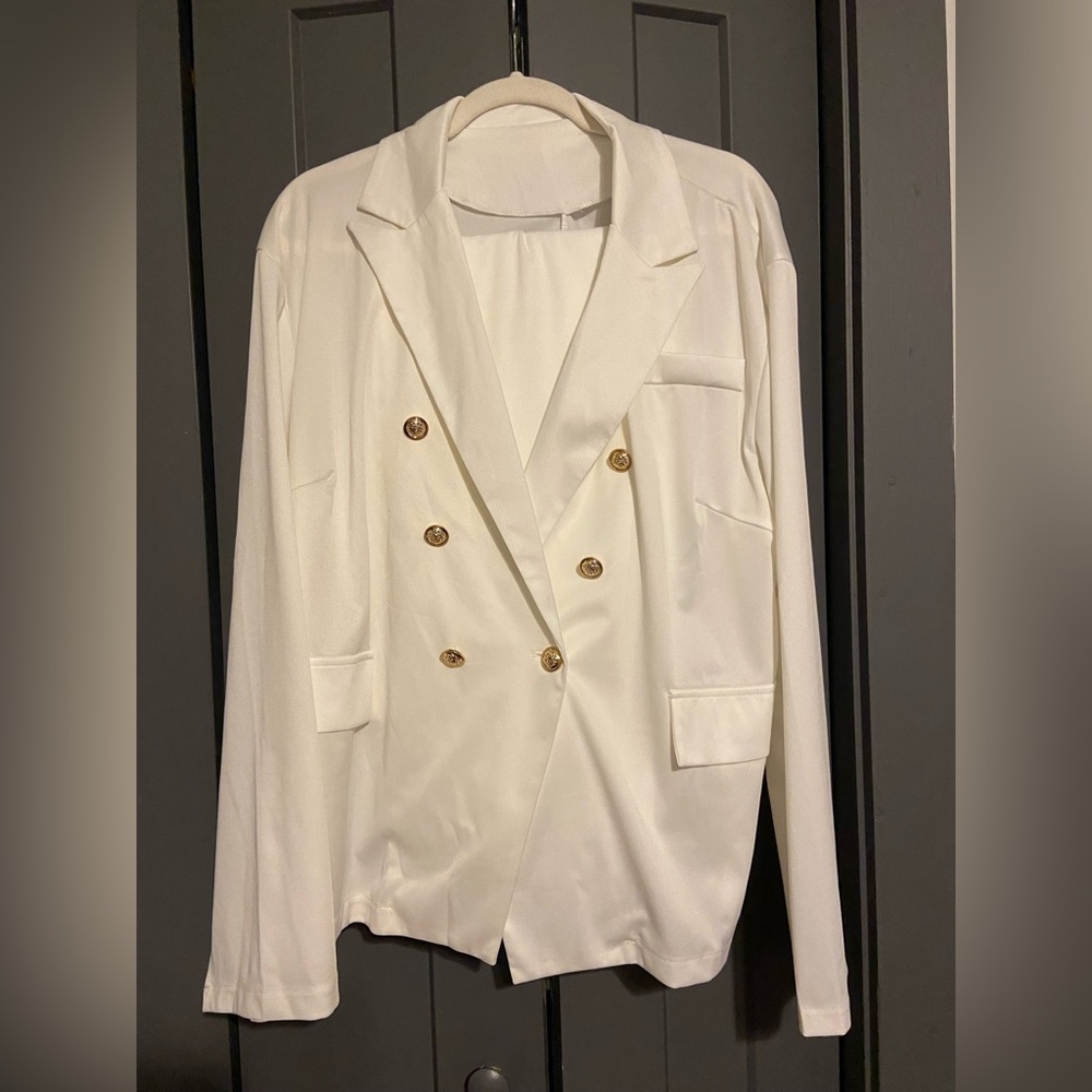 Elegant White Double-Breasted Blazer